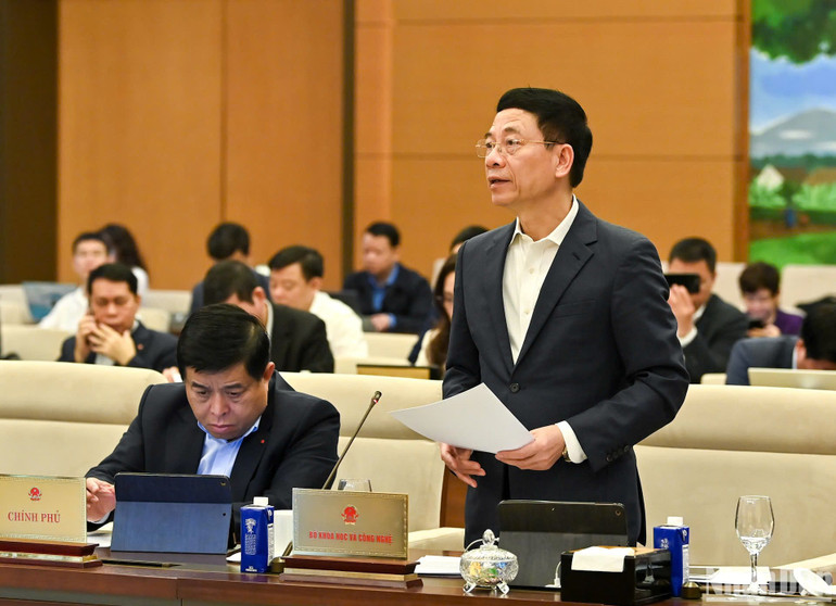 Bộ trưởng Khoa học và Công nghệ Nguyễn Mạnh Hùng trình bày Tờ trình dự án Luật Năng lượng nguyên tử (sửa đổi). (Ảnh: DUY LINH)