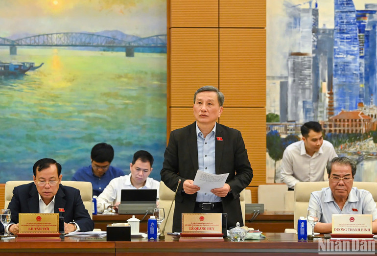 Chủ nhiệm Ủy ban Khoa học, Công nghệ và Môi trường của Quốc hội Lê Quang Huy trình bày báo cáo thẩm tra. (Ảnh: DUY LINH)