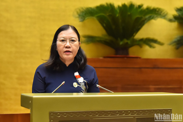 Chủ nhiệm Ủy ban Tư pháp Lê Thị Nga trình bày báo cáo thẩm tra. (Ảnh: THỦY NGUYÊN)
