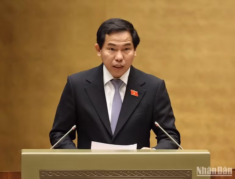 Chủ nhiệm Ủy ban Tài chính, Ngân sách của Quốc hội Lê Quang Mạnh báo cáo giải trình, tiếp thu, chỉnh lý dự thảo Luật trước khi Quốc hội bấm nút biểu quyết thông qua. (Ảnh: DUY LINH)