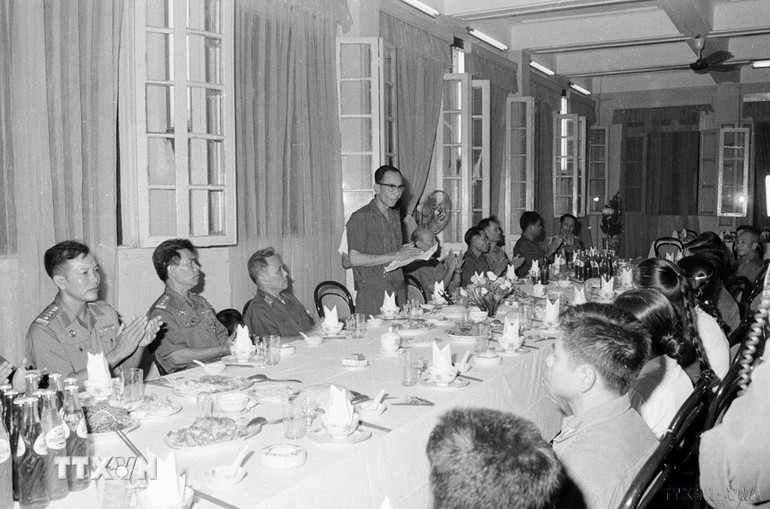 Đồng chí Khamtay Siphandone, Phó Thủ tướng, Bộ trưởng Quốc phòng Lào phát biểu tại buổi gặp mặt các chuyên gia, gia đình quân tình nguyện Việt Nam đã hy sinh ở chiến trường Lào (1977).