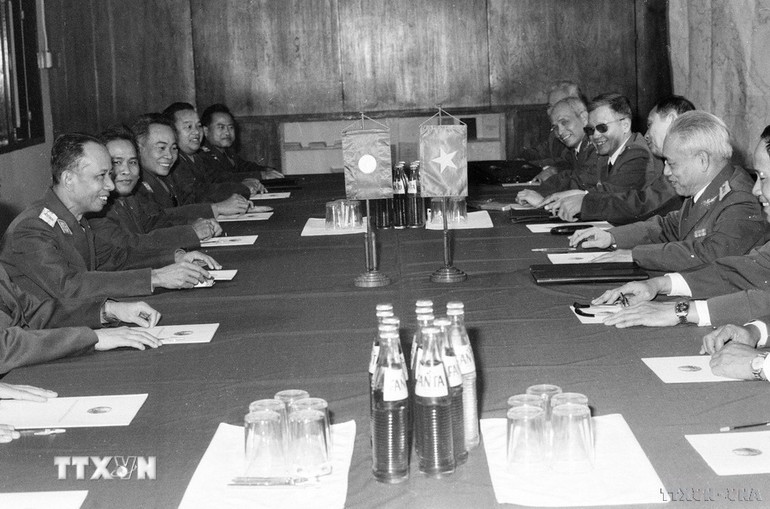 Đại tướng Văn Tiến Dũng, Bộ trưởng Quốc phòng hội đàm với Đại tướng Khamtay Siphandone trong chuyến thăm Lào (1983).