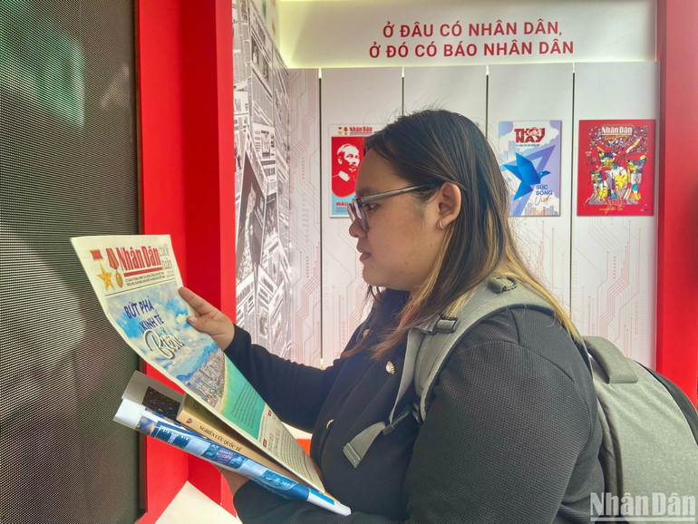 Thu Phương chăm chú tìm hiểu các ấn phẩm báo chí. (Ảnh: NGỌC KHÁNH) Thu Phương chăm chú tìm hiểu các ấn phẩm báo chí. (Ảnh: NGỌC KHÁNH)