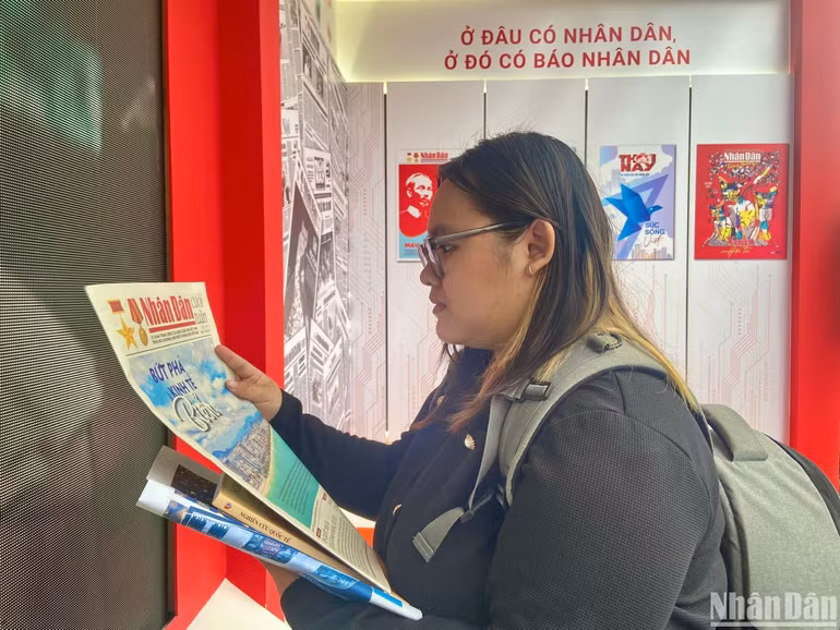 Thu Phương chăm chú tìm hiểu các ấn phẩm báo chí. (Ảnh: NGỌC KHÁNH)