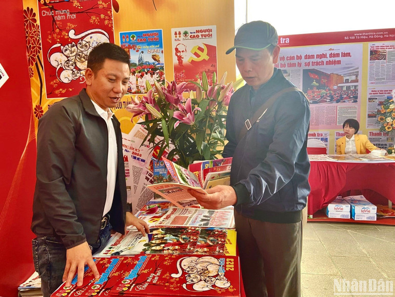 Đến mỗi gian báo, ông Hà Minh Sơn đều cẩn thận lựa chọn và sưu tầm những tờ báo đặc sắc. (Ảnh: NGỌC KHÁNH) Đến mỗi gian báo, ông Hà Minh Sơn đều cẩn thận lựa chọn và sưu tầm những tờ báo đặc sắc. (Ảnh: NGỌC KHÁNH)