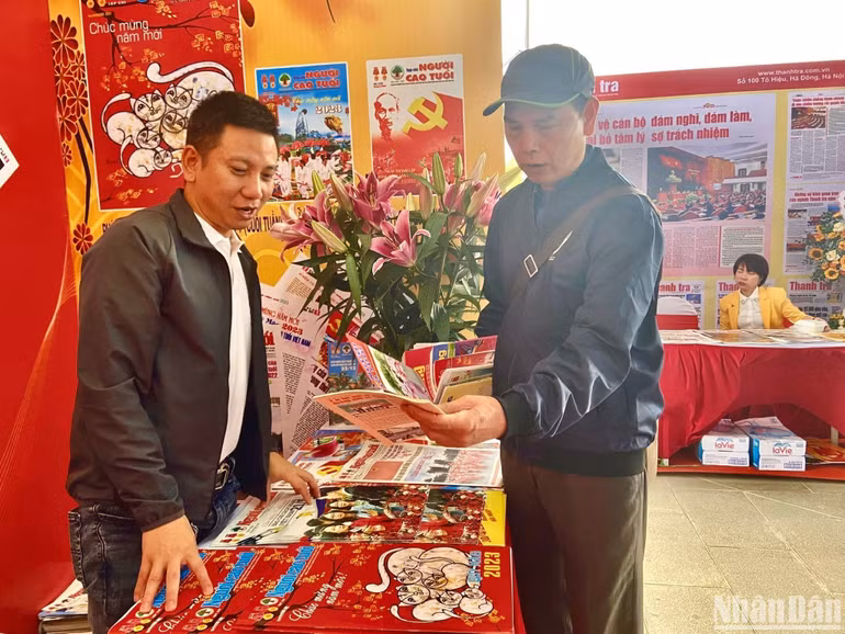 Đến mỗi gian báo, ông Hà Minh Sơn đều cẩn thận lựa chọn và sưu tầm những tờ báo đặc sắc. (Ảnh: NGỌC KHÁNH)