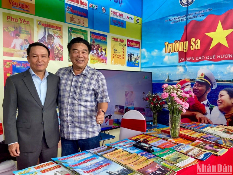 Ông Đoàn Minh Long (bên phải) cùng Phó Chủ tịch Thường trực Hội Nhà báo Việt Nam Nguyễn Đức Lợi tại gian hàng của Hội Nhà báo các tỉnh, thành phố Trung - Nam Trung Bộ. (Ảnh: NGỌC KHÁNH) Ông Đoàn Minh Long (bên phải) cùng Phó Chủ tịch Thường trực Hội Nhà báo Việt Nam Nguyễn Đức Lợi tại gian hàng của Hội Nhà báo các tỉnh, thành phố Trung - Nam Trung Bộ. (Ảnh: NGỌC KHÁNH)