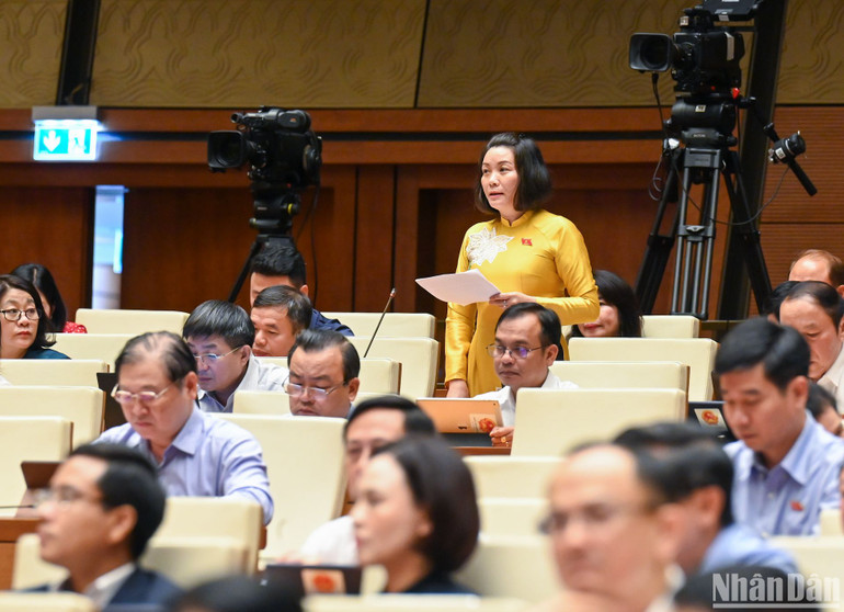 Đại biểu Nguyễn Minh Tâm (đoàn Quảng Bình) tham gia ý kiến thảo luận. (Ảnh: DUY LINH)