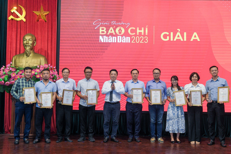 Đồng chí Quế Đình Nguyên, Phó Tổng Biên tập Báo Nhân Dân trao giải A cho các tác giả, đại diện nhóm tác giả đoạt giải. (Ảnh: THẾ ĐẠI) Đồng chí Quế Đình Nguyên, Phó Tổng Biên tập Báo Nhân Dân trao giải A cho các tác giả, đại diện nhóm tác giả đoạt giải. (Ảnh: THẾ ĐẠI)