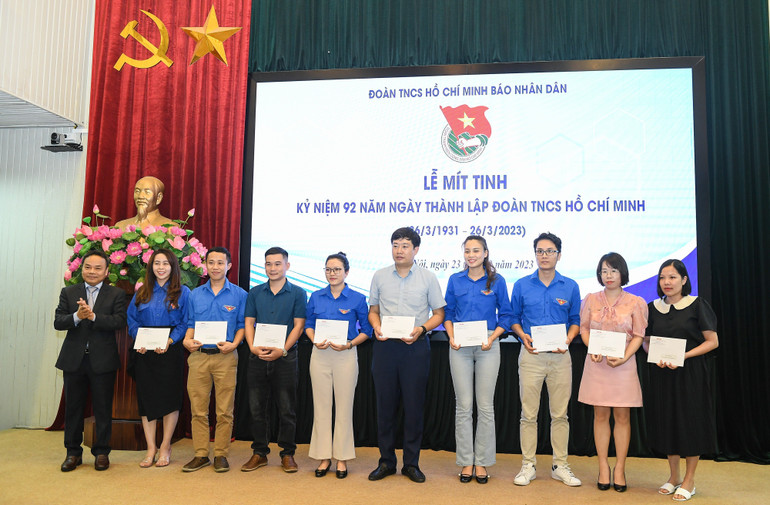 Phó Tổng Biên tập Báo Nhân Dân Đinh Như Hoan trao quyết định và quà tặng các đồng chí trưởng thành Đoàn. (Ảnh: THÀNH ĐẠT)