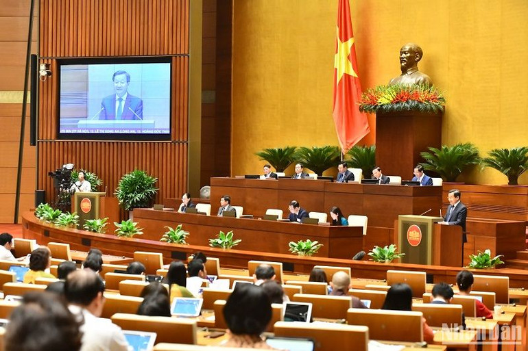 Phó Thủ tướng Lê Minh Khái trả lời câu hỏi của đại biểu Quốc hội. (Ảnh: ĐĂNG KHOA)