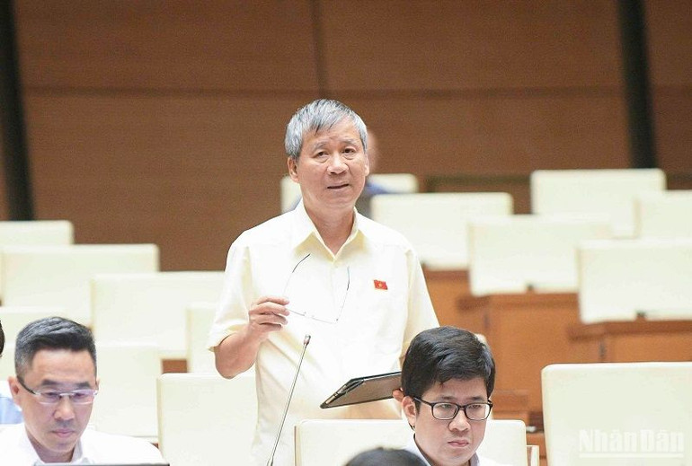 Đại biểu Nguyễn Anh Trí đề nghị cần quan tâm nhiều hơn đến công tác bảo vệ, chống cạn kiệt nguồn nước mặt. (Ảnh: DUY LINH) Đại biểu Nguyễn Anh Trí đề nghị cần quan tâm nhiều hơn đến công tác bảo vệ, chống cạn kiệt nguồn nước mặt. (Ảnh: DUY LINH)