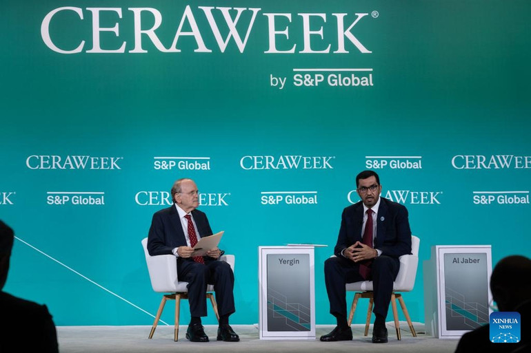 Chủ tịch COP28 UAE Sultan Al Jaber (bên phải) nhấn mạnh vai trò của ngành dầu khí trong việc giải quyết các thách thức khí hậu. (Ảnh: Xinhua)