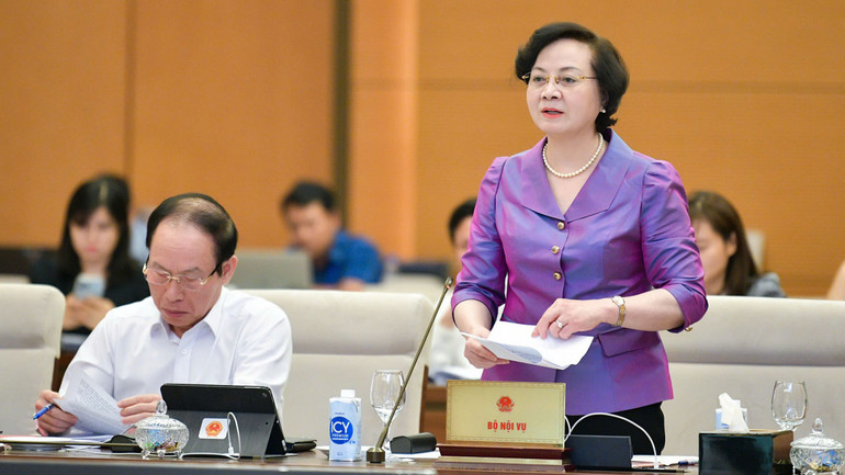 Bộ trưởng Nội vụ Phạm Thị Thanh Trà trình bày tờ trình của Chính phủ. (Ảnh: DUY LINH)