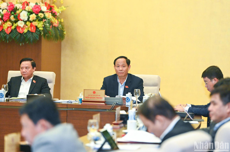 Phó Chủ tịch Quốc hội Trần Quang Phương điều hành nội dung thảo luận. (Ảnh: DUY LINH)