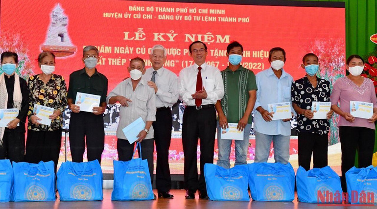 Nguyên Chủ tịch nước Nguyễn Minh Triết và đồng chí Nguyễn Văn Nên trao quà, tặng các gia đình chính sách và có công.