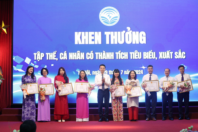 Bộ trưởng Nguyễn Mạnh Hùng trao Bằng khen tặng các tập thể, cá nhân có thành tích xuất sắc trong công tác thông tin, tuyên truyền về ngành thông tin và truyền thông.