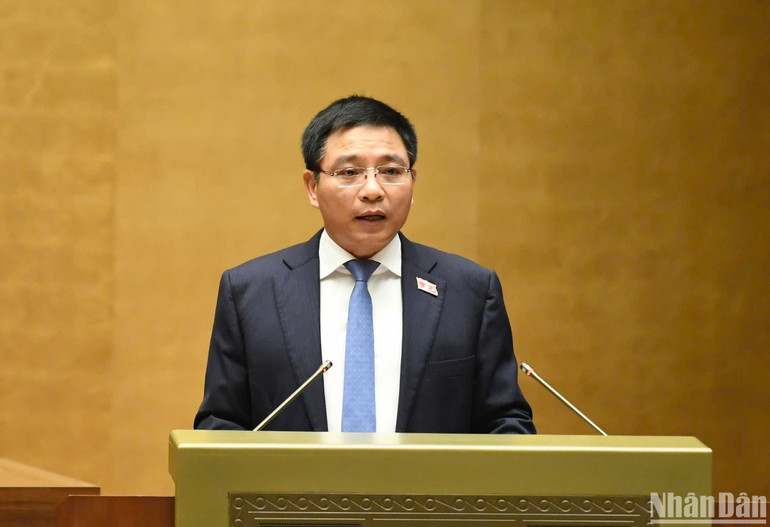 Bộ trưởng Tài chính Nguyễn Văn Thắng trình bày Tờ trình về dự án Luật sửa đổi, bổ sung một số điều của Luật Quy hoạch. (Ảnh: DUY LINH)