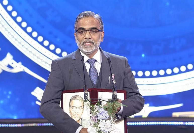 Giáo sư Thalappil Pradeep phát biểu cảm nghĩ sau khi nhận giải.