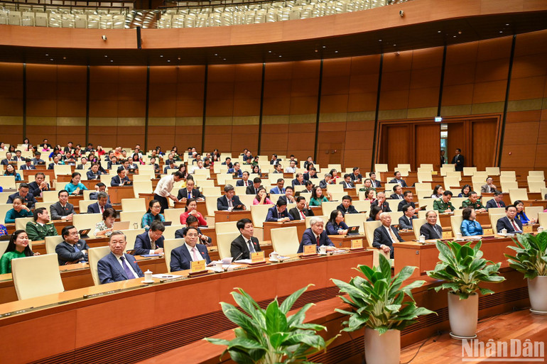 Các đồng chí lãnh đạo, nguyên lãnh đạo Đảng, Nhà nước và các đại biểu Quốc hội dự phiên bế mạc. (Ảnh: DUY LINH)