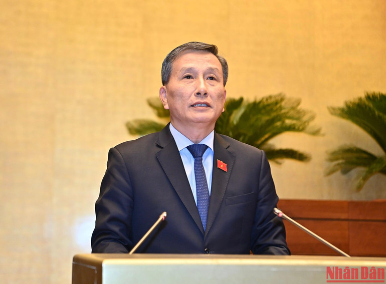 Chủ nhiệm Ủy ban Khoa học, Công nghệ và Môi trường của Quốc hội Lê Quang Huy trình bày báo cáo giải trình, tiếp thu, chỉnh lý dự thảo Luật. Ảnh: ĐĂNG KHOA