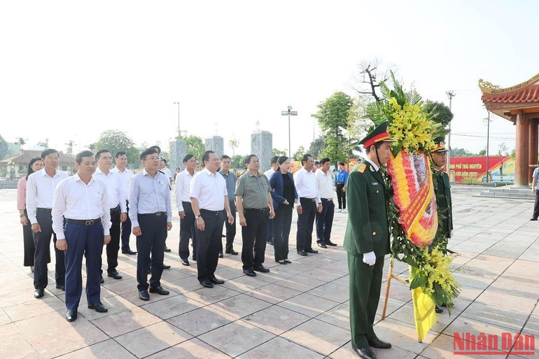 Thủ tướng Phạm Minh Chính dâng hoa tưởng niệm các liệt sĩ thanh niên xung phong Đại đội 915.