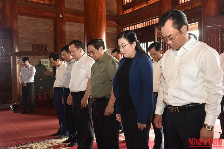 Thủ tướng Phạm Minh Chính và đoàn công tác tưởng niệm các liệt sĩ thanh niên xung phong Đại đội 915.