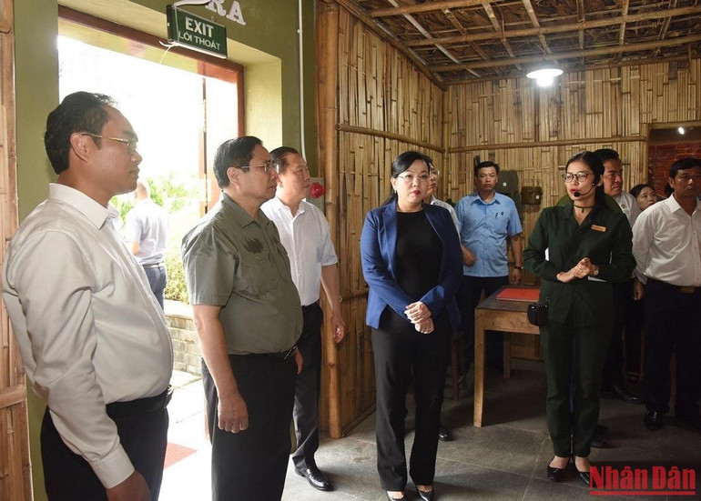 Thủ tướng Phạm Minh Chính nghe giới thiệu về phòng trưng bày tài liệu, hiện vật tại khu di tích.