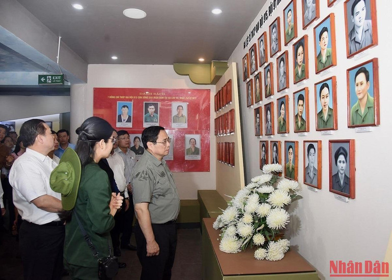 Thủ tướng Phạm Minh Chính thăm phòng trưng bày di ảnh 60 liệt sĩ thanh niên xung phong Đại đội 915.