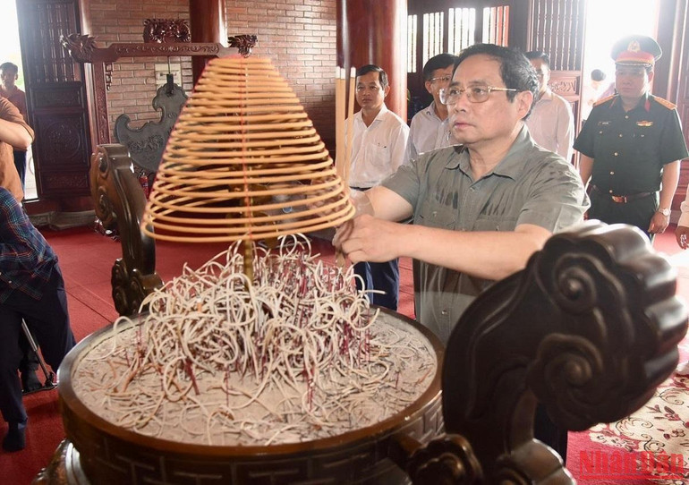 Thủ tướng Phạm Minh Chính dâng hương tưởng niệm các liệt sĩ.