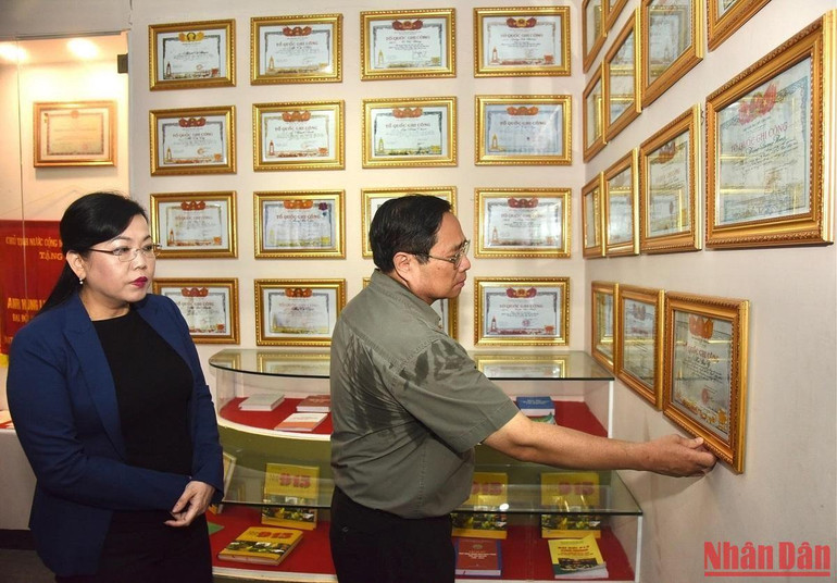 Thủ tướng Phạm Minh Chính thăm khu trưng bày hiện vật của các liệt sĩ.