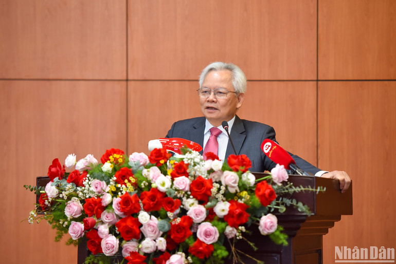 GS, TS Tạ Ngọc Tấn, Phó Chủ tịch Thường trực Hội đồng Lý luận Trung ương phát biểu ý kiến tham luận. (Ảnh: NHẬT QUANG)