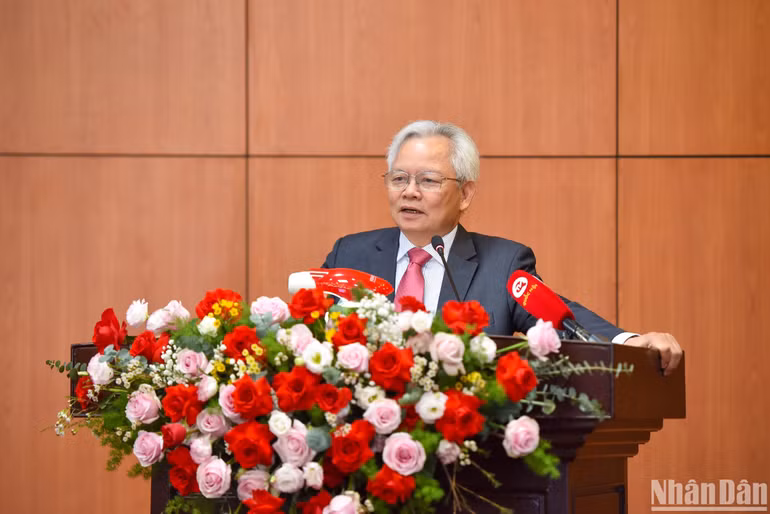 GS, TS Tạ Ngọc Tấn, Phó Chủ tịch Thường trực Hội đồng Lý luận Trung ương phát biểu ý kiến tham luận. (Ảnh: NHẬT QUANG) GS, TS Tạ Ngọc Tấn, Phó Chủ tịch Thường trực Hội đồng Lý luận Trung ương phát biểu ý kiến tham luận. (Ảnh: NHẬT QUANG)