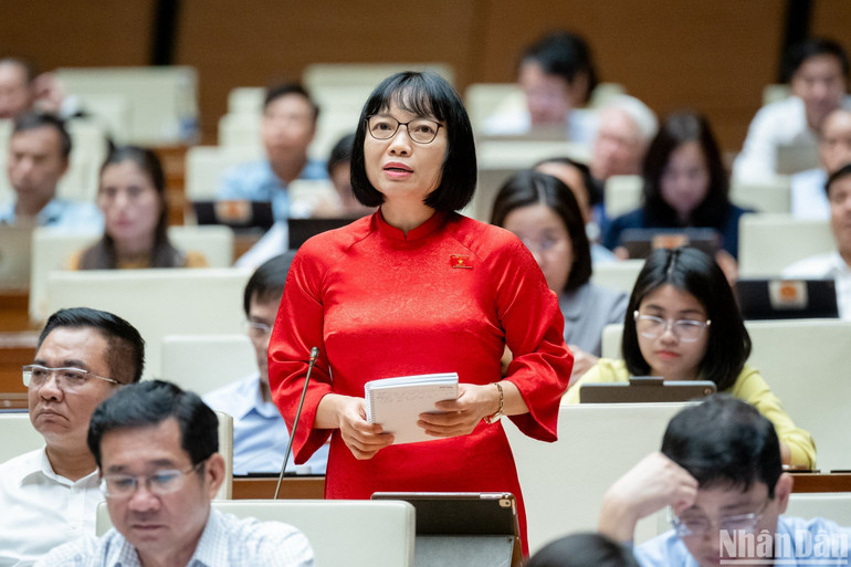 Đại biểu Nguyễn Thị Việt Nga (đoàn Hải Dương) nêu câu hỏi chất vấn. (Ảnh: LINH NGUYÊN)