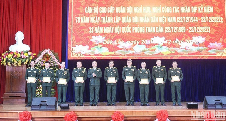 Đại diện lãnh đạo Bộ Chỉ huy quân sự tỉnh Đắk Lắk trao Kỷ niệm chương “Vì sự nghiệp xây dựng Quân đội nhân dân Việt Nam” cho các đồng chí nguyên là cán bộ cao cấp thuộc Bộ Chỉ huy quân sự tỉnh Đắk Lắk.