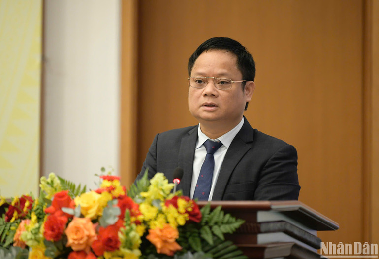 Phó Chủ nhiệm Văn phòng Quốc hội Vũ Minh Tuấn báo cáo về dự kiến chương trình Kỳ họp thứ 9, Quốc hội khóa XV. (Ảnh: DUY LINH)