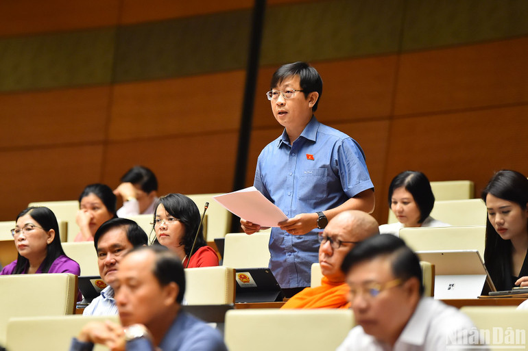 Đại biểu Nguyễn Hữu Thông (đoàn Bình Thuận) nêu ý kiến. (Ảnh: THỦY NGUYÊN)