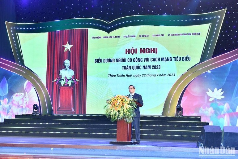 Thủ tướng đánh giá cao và nhiệt liệt biểu dương tinh thần mạnh mẽ, nghị lực sắt đá, ý chí mãnh liệt nỗ lực vươn lên của các thương binh, bệnh binh, thân nhân liệt sĩ và người có công với cách mạng. (Ảnh: ĐĂNG KHOA) Thủ tướng đánh giá cao và nhiệt liệt biểu dương tinh thần mạnh mẽ, nghị lực sắt đá, ý chí mãnh liệt nỗ lực vươn lên của các thương binh, bệnh binh, thân nhân liệt sĩ và người có công với cách mạng. (Ảnh: ĐĂNG KHOA)