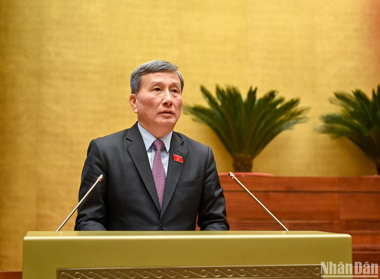 Chủ nhiệm Ủy ban Khoa học, Công nghệ và Môi trường Lê Quang Huy trình bày báo cáo thẩm tra. (Ảnh: DUY LINH)