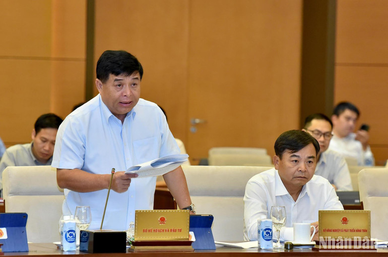 Bộ trưởng Kế hoạch và Đầu tư Nguyễn Chí Dũng trình bày Tờ trình của Chính phủ. (Ảnh: DUY LINH) Bộ trưởng Kế hoạch và Đầu tư Nguyễn Chí Dũng trình bày Tờ trình của Chính phủ. (Ảnh: DUY LINH)