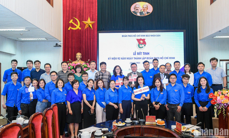 Các đồng chí lãnh đạo Đảng ủy, Ban Biên tập Báo Nhân Dân chụp ảnh lưu niệm cùng các đoàn viên, thanh niên. (Ảnh: THÀNH ĐẠT)