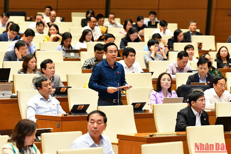 Đại biểu Nguyễn Văn Huy (đoàn Thái Bình) tham gia ý kiến thảo luận. Ảnh: THỦY NGUYÊN
