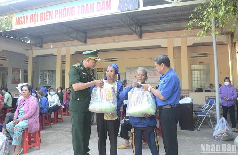 Cán bộ biên phòng và các đơn vị, doanh nghiệp tặng quà cho các gia đình có hoàn cảnh khó khăn trên địa bàn xã biên giới Ia Lốp. Cán bộ biên phòng và các đơn vị, doanh nghiệp tặng quà cho các gia đình có hoàn cảnh khó khăn trên địa bàn xã biên giới Ia Lốp.
