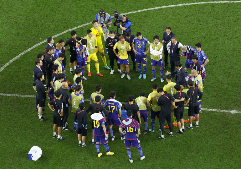 Huấn luyện viên Hajime Moriyasu động viên các học trò sau trận đấu. (Ảnh: Reuters)