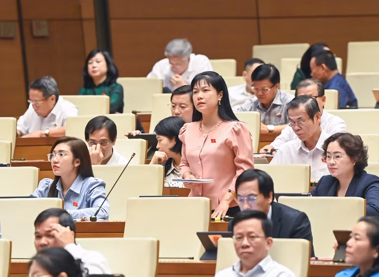 Đại biểu Tạ Thị Yên (đoàn Điện Biên) nêu câu hỏi chất vấn Bộ trưởng Thông tin và Truyền thông Nguyễn Mạnh Hùng. (Ảnh: DUY LINH) Đại biểu Tạ Thị Yên (đoàn Điện Biên) nêu câu hỏi chất vấn Bộ trưởng Thông tin và Truyền thông Nguyễn Mạnh Hùng. (Ảnh: DUY LINH)