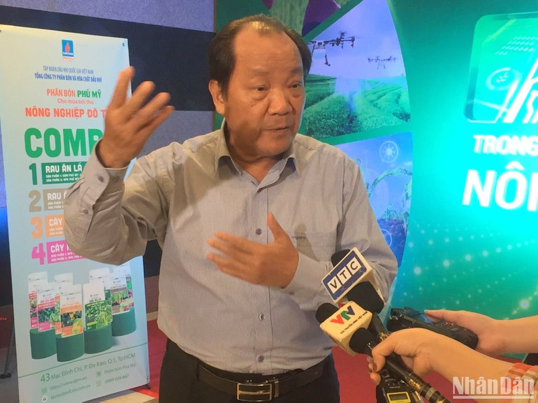 Chủ tịch Tổng hội Nông nghiệp và Phát triển nông thôn Việt Nam Hồ Xuân Hùng trao đổi với phóng viên bên lề hội thảo. (Ảnh: VĂN TOẢN)