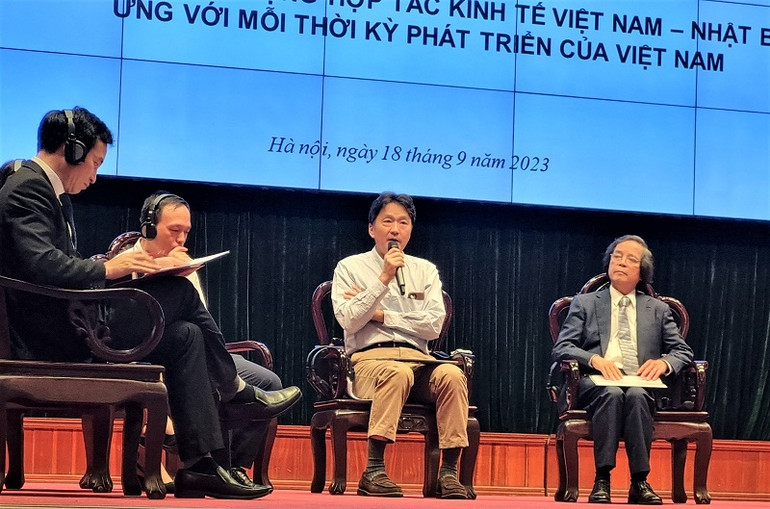 Giáo sư Ryo Ikebe phát biểu trong buổi thuyết trình về quan hệ hợp tác kinh tế Việt Nam-Nhật Bản tại Học viện Chính trị quốc gia Hồ Chí Minh, sáng 18/9/2023. (Ảnh: JICA)