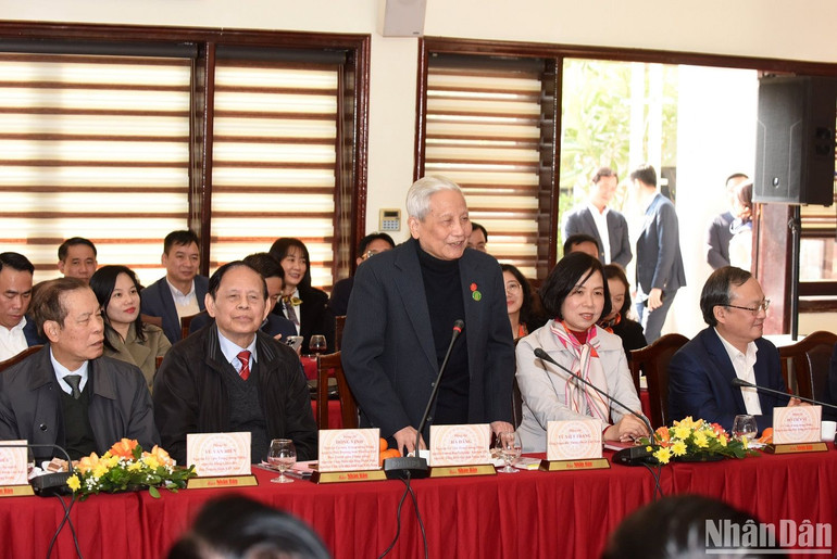 Nhà báo lão thành Hà Đăng chia sẻ cảm xúc tại giao ban báo chí đầu Xuân Quý Mão. (Ảnh: TRẦN HẢI)