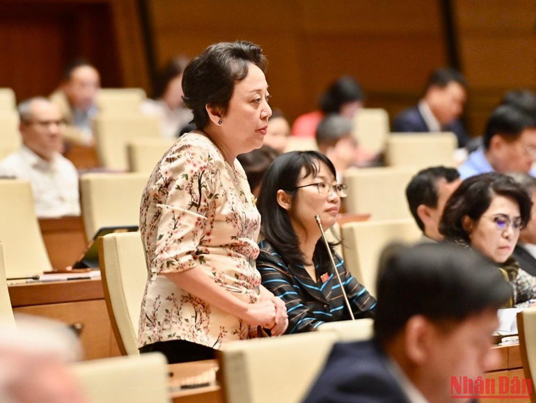 Đại biểu Phạm Khánh Phong Lan (đoàn TP Hồ Chí Minh) đề cập tình trạng nợ đọng thanh toán bảo hiểm y tế, thiếu vật tư y tế tại các cơ sở y tế, trong phiên thảo luận chiều 27/10. Ảnh: ĐĂNG KHOA