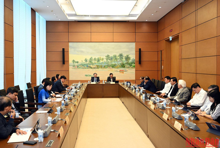 Quang cảnh phiên thảo luận ở Tổ 12.